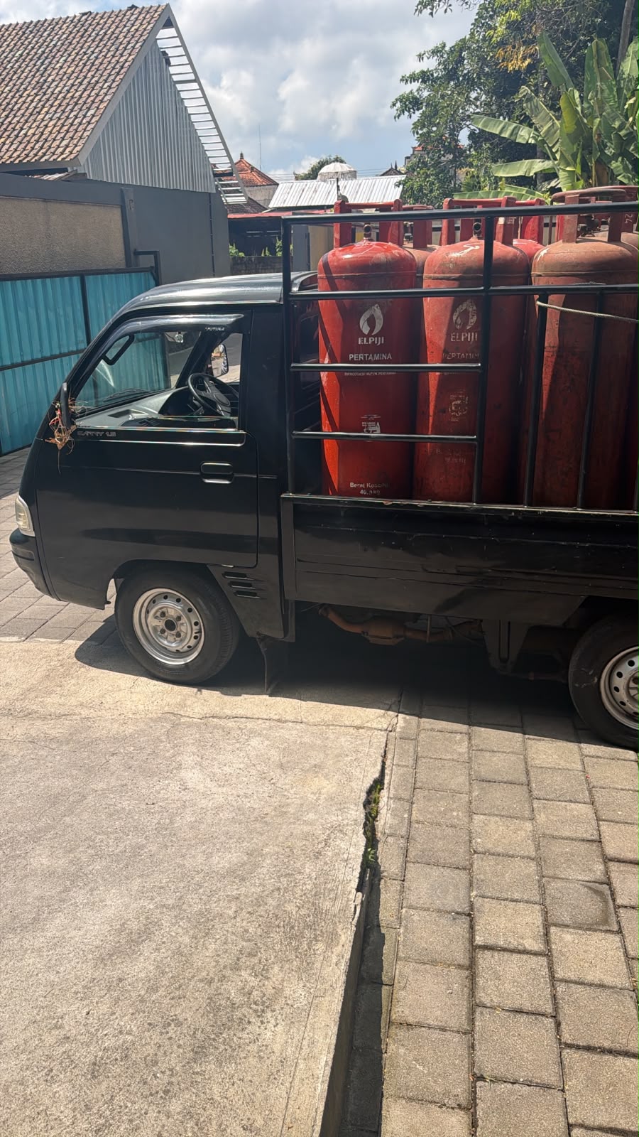 Pengiriman gas LPG 12 kg dan 50 kg ke pelanggan